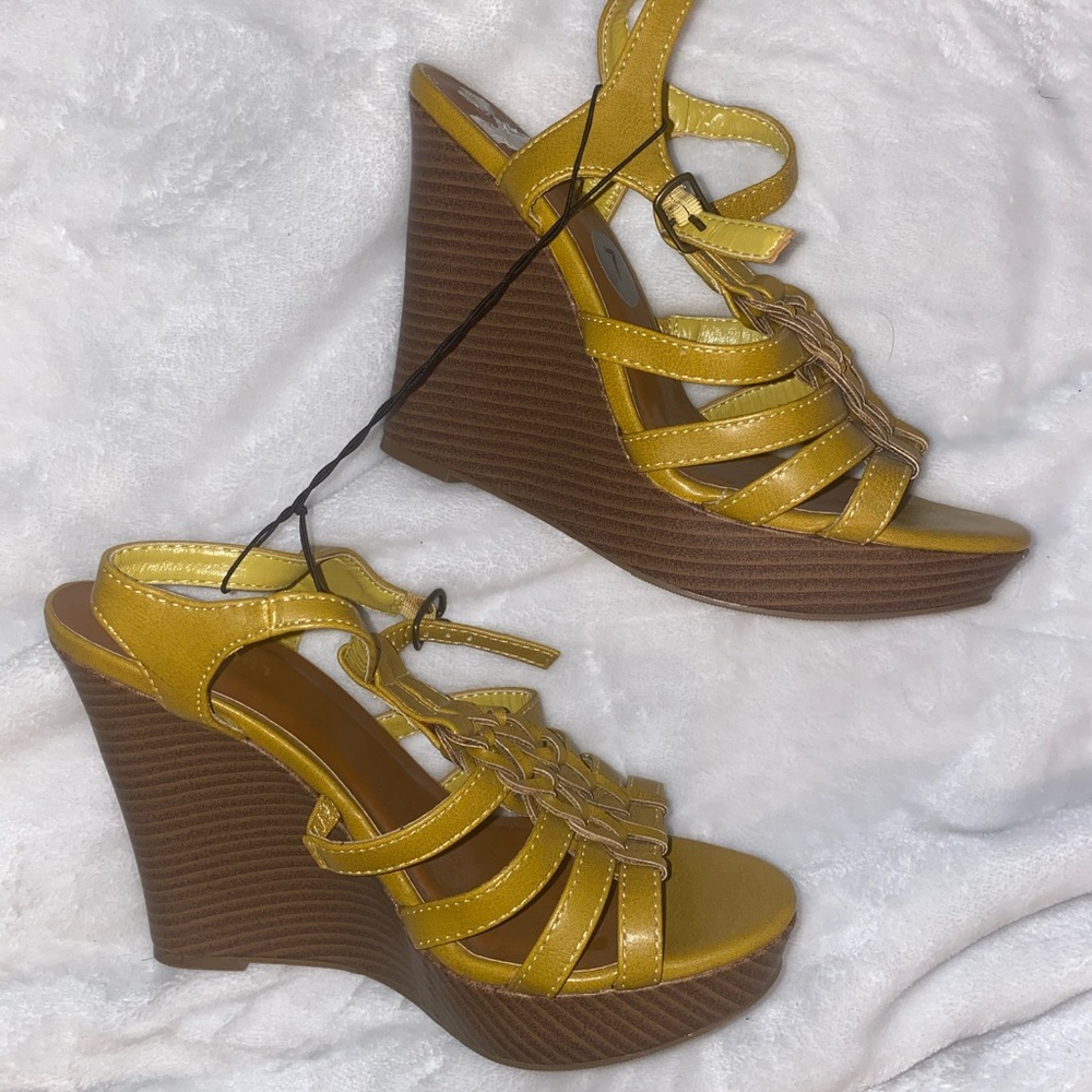 Mustard Wedges Size 7